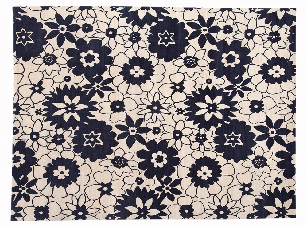 Черно-белые цветы. Автор дизайна Madeline Weinrib.<br />Ковер соткан в Непале. Состав шерсть.<br />Размер : 247×312 см. (006330)