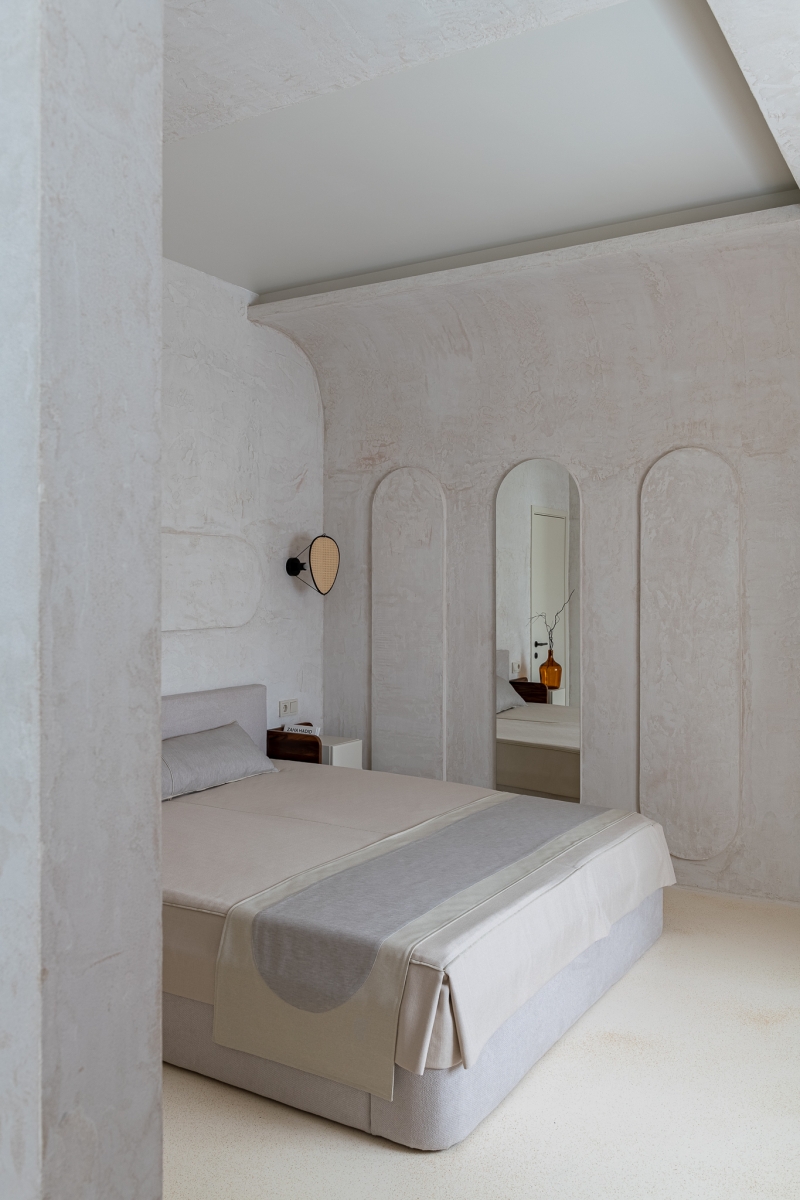 Монохромная спальня<br />Стены декоративная штукатурка<br />Пол -наливной материал