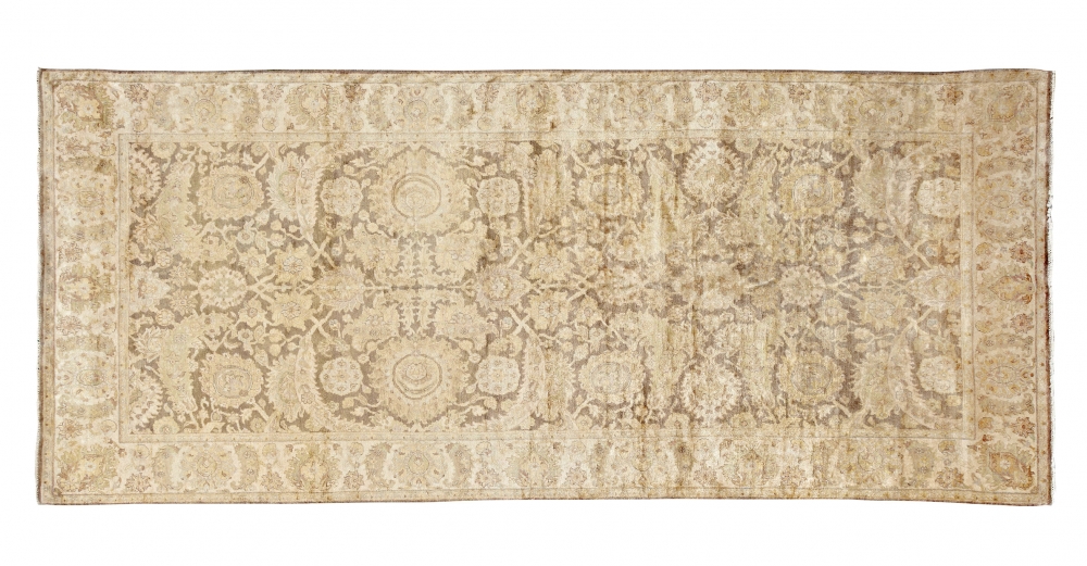 Керман Серповидный лист. Реплика персидского ковра середины 17 века. Состав шелк. Повтор соткан в Индии.<br />Размер : 150×351 см. (006505)