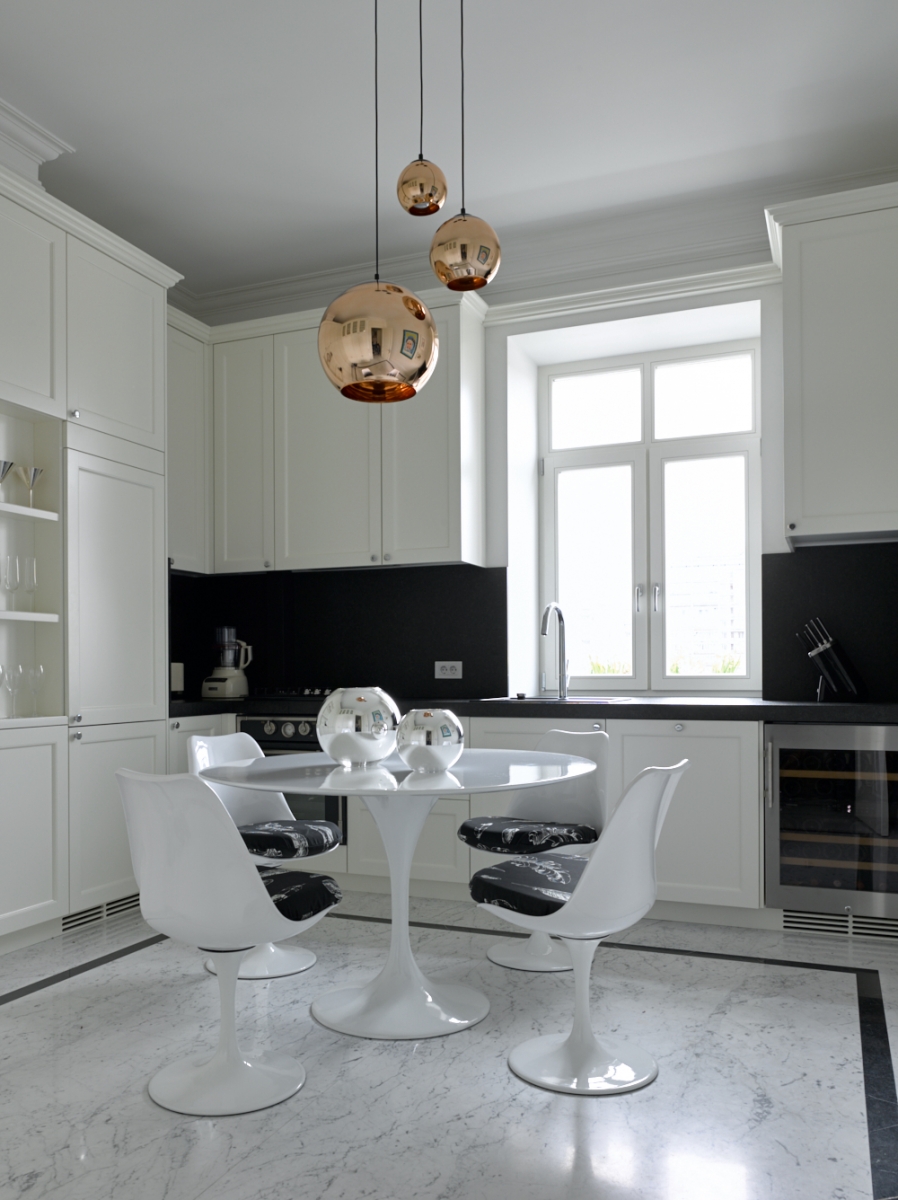 Белая кухня по проекту дизайнера собственного столярного производства.<br />Проект Анны Муравиной.