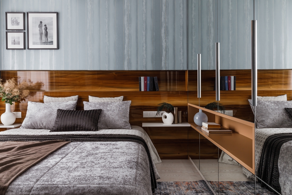 Мебель для спальни : панель в изголовье кровати и шкаф с зеркальными фасадами